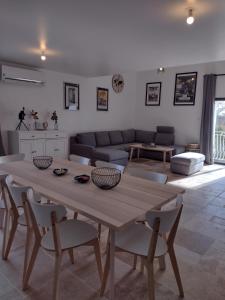 Montségur-sur-LauzonLES GITES DU LAUZON的客厅配有木桌和椅子