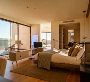 莫内斯特里奥Hoteles Desconecta2的一间卧室设有一张大床和一个大窗户
