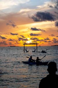 丹格迪Sky View by Relax Tours的日落时分两人在海洋划皮划艇