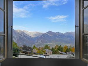 南达Chalet Chalets Tsamandon by Interhome的山景窗户。