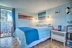 丹尼斯Cozy Studio on Cape Cod with Furnished Patio!的一间卧室配有一张床、一张桌子和一个窗户。
