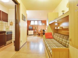 阿尔巴迪卡纳泽伊Apartment Enrosadira-3 by Interhome的带沙发的客厅和厨房
