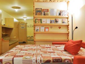 阿尔巴迪卡纳泽伊Apartment Enrosadira-3 by Interhome的一间卧室,卧室内配有一张大床