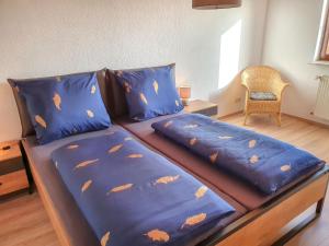 艾森巴哈Apartment Winterhalder by Interhome的一张带蓝色棉被和枕头的床