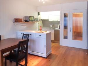 南达Studio Bouleaux B1 by Interhome的厨房配有木桌和桌椅
