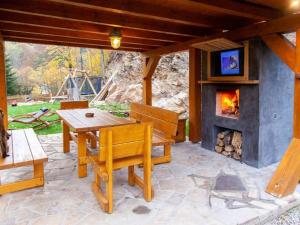 MrklovChalet Mrklov by Interhome的庭院设有木桌和壁炉。