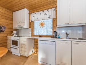 HyrynsalmiHoliday Home Aurinkoalppi 10a paritalo price includes by Interhome的一间厨房,配有白色家电和木制天花板