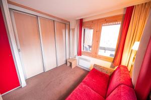 拉普拉涅1800Le Panoramix的客厅设有红色的沙发和窗户。