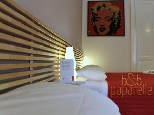 科森扎帕帕尔蕾住宿加早餐旅馆的一间卧室,配有一张带标志的床