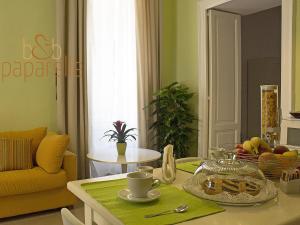 科森扎帕帕尔蕾住宿加早餐旅馆的客厅配有桌子和黄色沙发