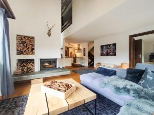 SchmittenHoliday Home Haus Chappali by Interhome的带沙发和壁炉的客厅