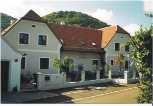 RossatzLandhaus Rossatz的前面有栅栏的大白色房子
