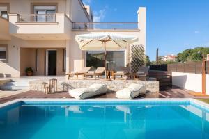 伊利索斯Chrissiida Villa的一座带游泳池和房子的别墅