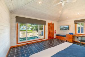 罗阿坦Barefoot Cay Resort的客房设有大窗户和桌子。