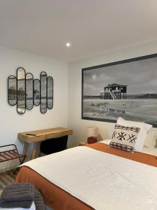 安德诺莱斯贝恩VILLA MADY的一间卧室配有一张床,享有海滩美景