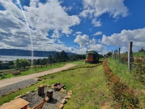 瓜塔维塔GLAMCAPTOUR的沿着围栏旁的道路行驶的火车