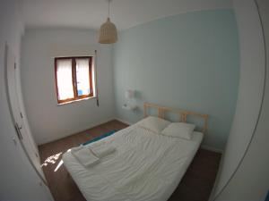 Ahoy Porto Covo Hostel客房内的一张或多张床位