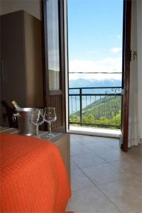 特龙扎诺拉戈马焦雷阿尔德格戴安娜酒店的客房设有带酒杯的大窗户。