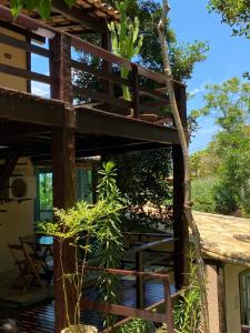 布希奥斯Recanto da Ferradura的树屋,有甲板和植物