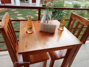 莫阿尔博阿罗斯旅馆的木桌旁的两瓶啤酒