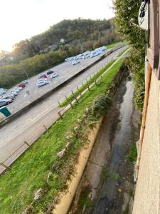 卡奥尔Cahors 62m2 - T3 neuf 4 étoiles certifié catégorie Prestige - le Bartassec - wifi - parking的享有高速公路空中景色,设有停车场