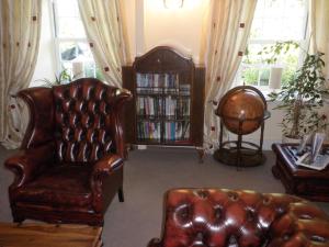 圣萨维尔吉姆塞Longfrie Inn的客厅配有真皮沙发和书架