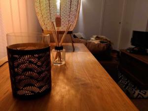 瓜迪亚纳河畔桑卢卡尔Casa Rural Albireo rebosante de luz y naturaleza的一张木桌,上面有花瓶