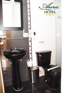 齐克拉约Aura Hotel的一间带黑色水槽和卫生间的浴室