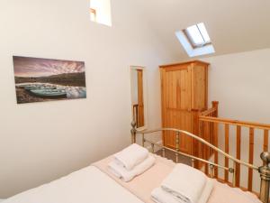 WolsinghamDrover's Cottage的一间小卧室,配有一张床和一个楼梯