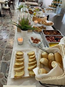 里米尼维奈蕾酒店的自助餐,长桌装满食物