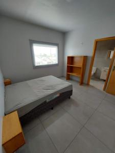 马沙蒂纽Residencial Baldissera e Zeni的一间卧室设有一张床和一个窗口