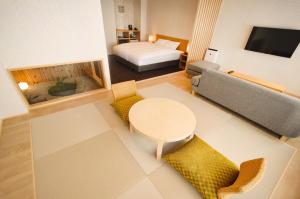 京都Rinn Gion Kenninji Villa的客厅配有床和桌椅