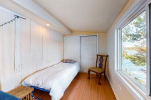 普里茅斯The Lake House的一间小卧室,配有床和窗户