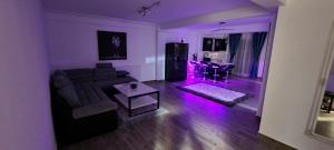弗洛雷什蒂D3 ASP - VIVO Mall的客厅配有沙发和带紫色灯的桌子