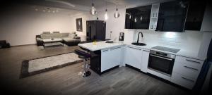 弗洛雷什蒂D3 ASP - VIVO Mall的配有白色家电的厨房和客厅