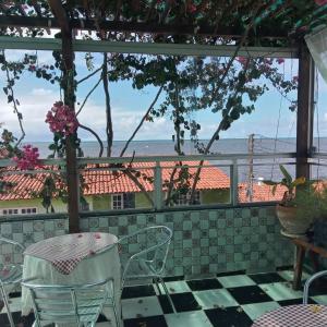 Barra do CamaragibePousada Tiriri Guesthouse的一个带桌椅的海景庭院