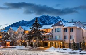 班夫红毯套房旅馆的一座有雪覆盖的山地的酒店