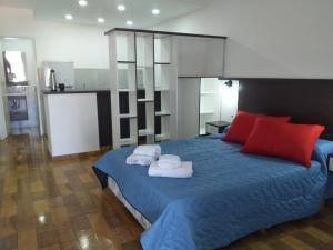 费德拉西翁费德拉辛多多拉斯公寓式酒店的一间卧室配有蓝色的床和毛巾