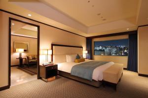 冈山冈山ANA皇冠假日酒店的酒店客房设有一张床和一个大窗户