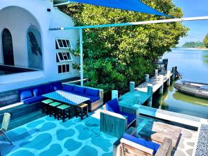 象岛水彩度假村的一个带蓝色家具并享有水景的庭院