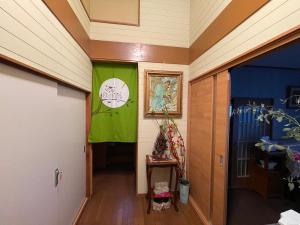 Nishikichō叶的墙上有绿色横幅的走廊