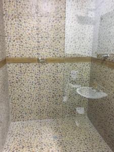 基多Hospedaje El Girasol TABABELA的一间带玻璃淋浴间和水槽的浴室