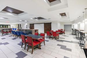 莱克韦Holiday Inn Express & Suites Austin NW – Lakeway, an IHG Hotel的用餐室配有桌椅和黑板