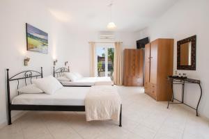 DhráganonSpacious Studios Lefkada Mountain View Near Beach的一间卧室配有两张床和一张桌子