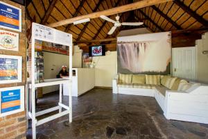 维多利亚瀑布Victoria Falls Backpackers Lodge- Camp Sites的一间配有沙发和桌子的房间
