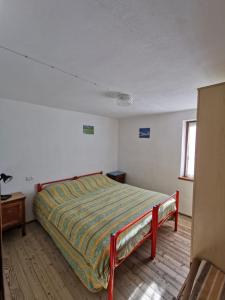 瓦托内切Settimana Cervinia-Valtournenche的卧室配有一张床