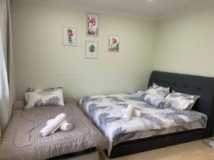 伯恩仓EquatorialHillResort SunsetView 10Min Popular FARM的一间卧室配有两张带白色枕头的床