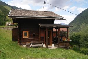 Sankt Veit in DefereggenMühle in Görtschach的草场上的小木屋