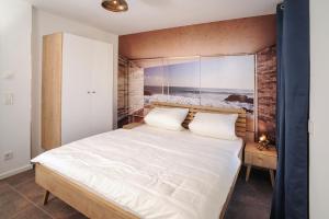 韦尼格罗德Designpension Idyll Nr 3 - Hotel Garni - Sennhütte 1的一间卧室设有一张床,享有海景