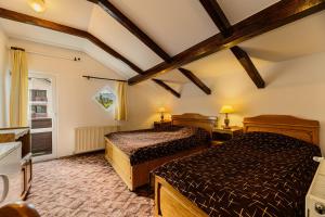 普雷代亚尔布拉杜尔膳食公寓酒店的一间卧室设有两张床和窗户。